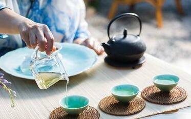 健康生活，从一杯茶和一颗葡萄开始